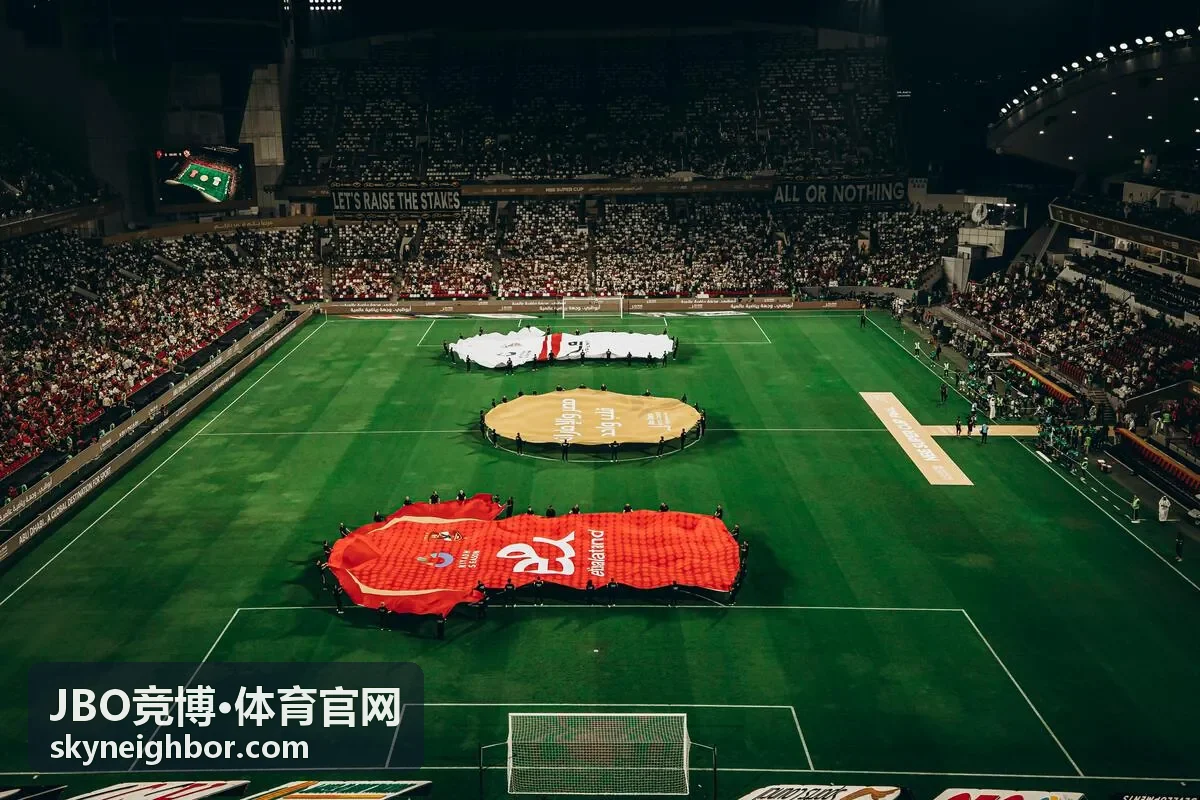 赛前查看JBO竞博·体育官网资讯做功课的场景